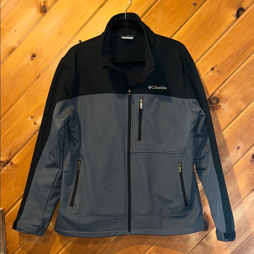 Columbia men’s gray & black spiral soft shell zip up lightweight jacket
